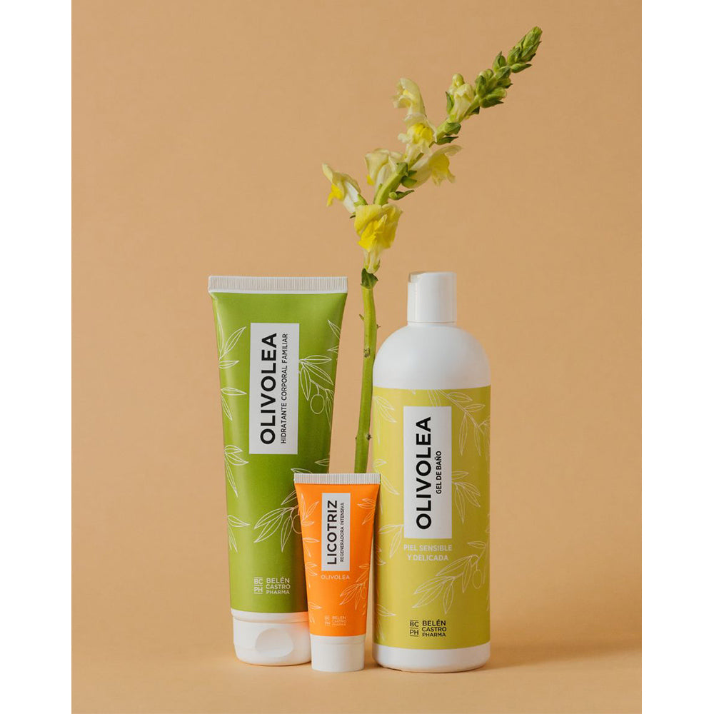 Productos Olivolea hidratante, gel de baño y Licotriz en envases verde y naranja, con flor amarilla, fondo naranja.