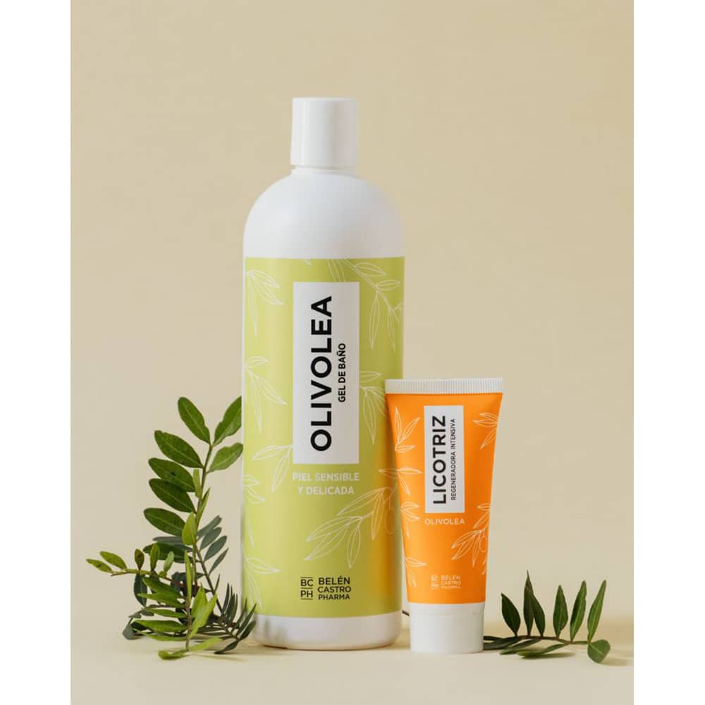 Productos Olivolea: gel de baño para piel sensible y delicada junto a crema regeneradora Licotriz, decorados con hojas verdes naturales